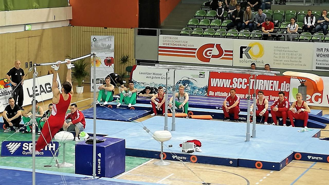 200 Zuschauer verlieren sich im weiten Rechteck der Cottbuser Lausitz-Arena beim ersten Turnwettkampf der Saison: SC Cottbus gegen die TG Saar. 200 Zuschauer verlieren sich im weiten Rechteck der Cottbuser Lausitz-Arena beim ersten Turnwettkampf der Saison: SC Cottbus gegen die TG Saar.