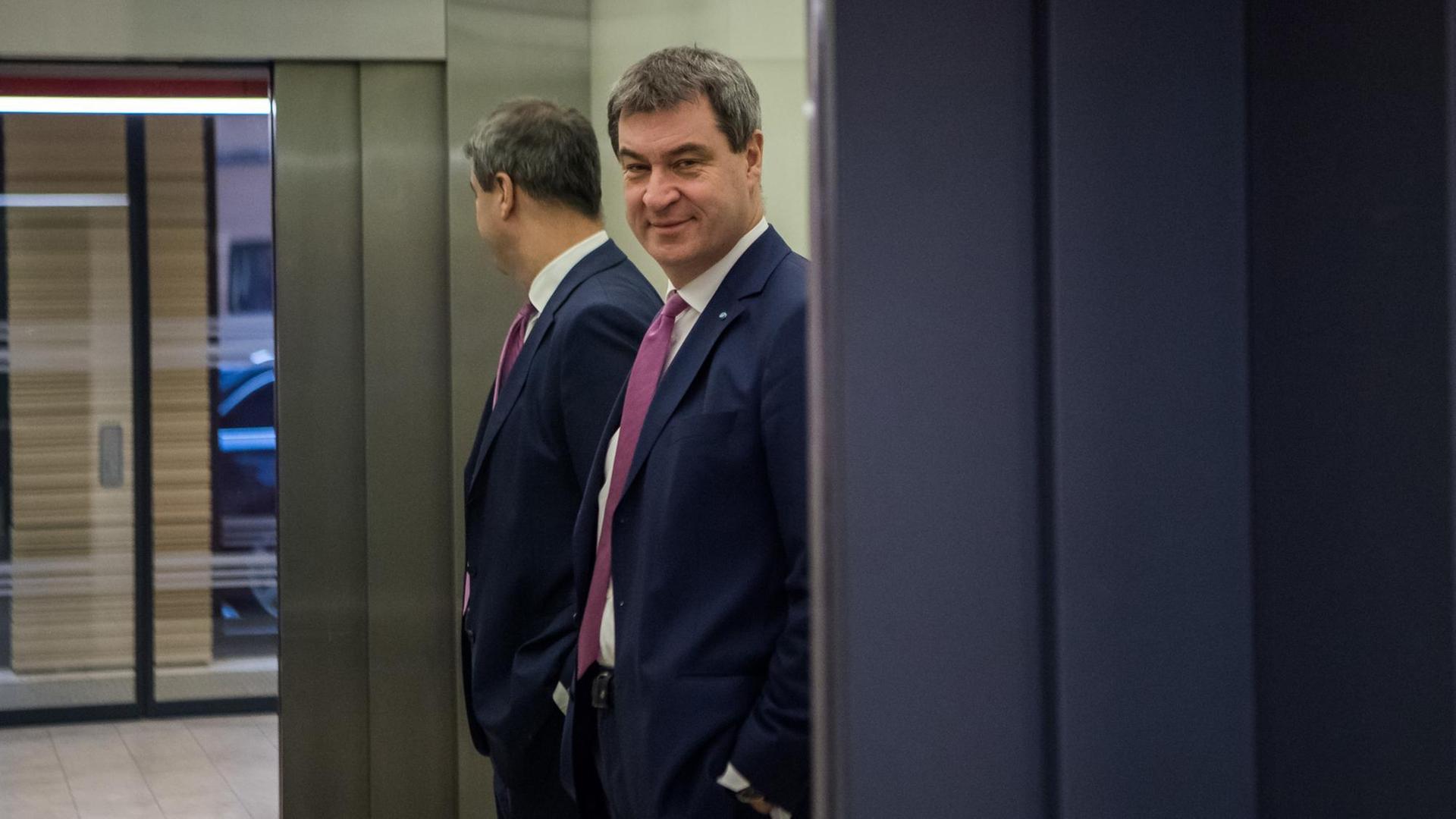 Der bayerische Finanzminister Markus Söder (CSU) kommt am 04.12.2017 im bayerischen Landtag in München (Bayern) zu einer Sondersitzung der CSU-Landtagsfraktion. Foto: Peter Kneffel/dpa | Verwendung weltweit Der bayerische Finanzminister Markus Söder (CSU) kommt am 04.12.2017 im bayerischen Landtag in München (Bayern) zu einer Sondersitzung der CSU-Landtagsfraktion. Foto: Peter Kneffel/dpa | Verwendung weltweit