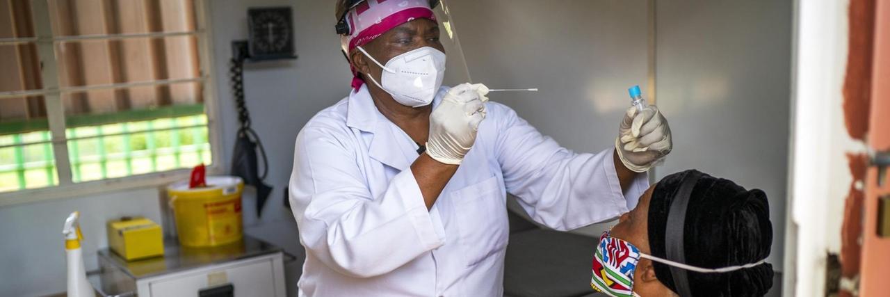 Südafrika: Eine Krankenschwester gibt einem Patienten einen COVID-19 Test in der Ndlovu Klinik, 200 km nordöstlich von Johannesburg. Das Ndlovu-Zentrum führt eine Studie mit dem Johnson & Johnson COVID-19-Impfstoff durch, an der 602 Personen aus der Gemeinde teilnehmen. Foto: Jerome Delay/AP/dpa +++ dpa-Bildfunk +++