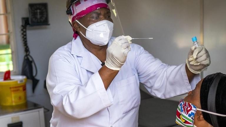 Eine Krankenschwester in Südafrika auf einer Corona-Station. Eine Krankenschwester in Südafrika auf einer Corona-Station.