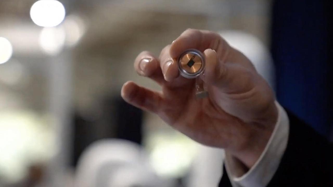 Nahaufnahme des Neuralink-Implantats in Elon Musks Hand. Nahaufnahme des Neuralink-Implantats in Elon Musks Hand.