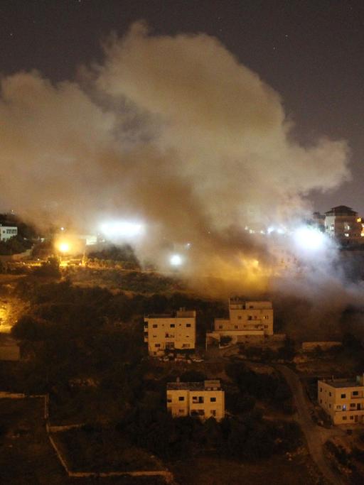 Die israelische Armee sprengt in Hebron im Westjordanland das Haus von Hussam Qawasmeh, einer der Verdächtigen, die drei israelische Schüler entführt und getötet haben sollen.