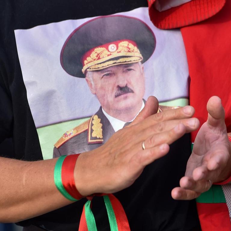 Pro-Lukaschenko-Proteste in Minsk, Belarus, am 21. August 2020. Ein Mann trägt ein T-Shirt mit dem Porträt des belarussischen Machthabers.