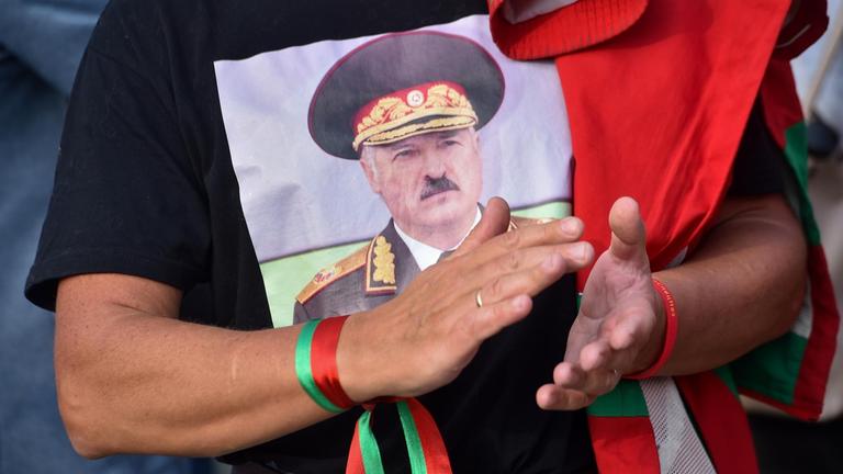 Pro-Lukaschenko-Proteste in Minsk, Belarus, am 21. August 2020. Ein Mann trägt ein T-Shirt mit dem Porträt des belarussischen Machthabers.