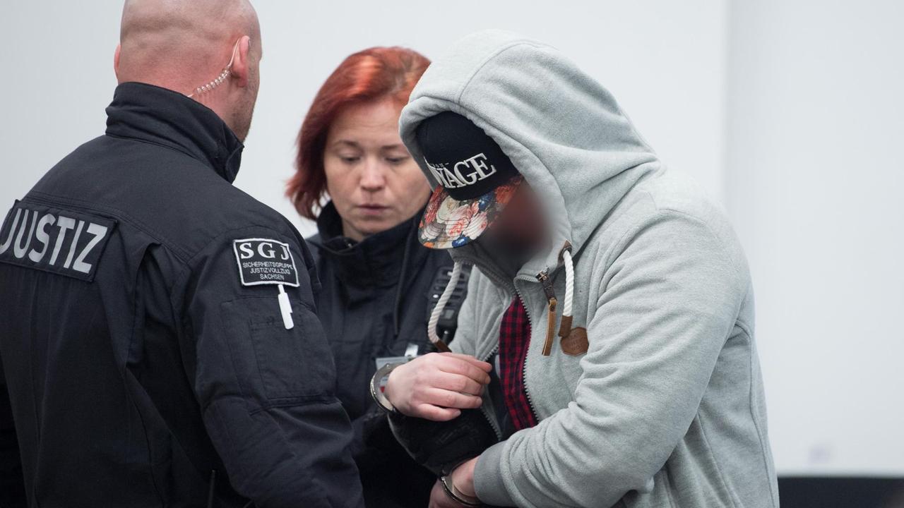 Eine Angeklagte (r) im Prozess gegen die rechtsextreme "Gruppe Freital" wird in der Justizvollzugsanstalt (JVA) zu Prozessbeginn in den Verhandlungssaal geführt, am 7. März 2018 in Dresden.
