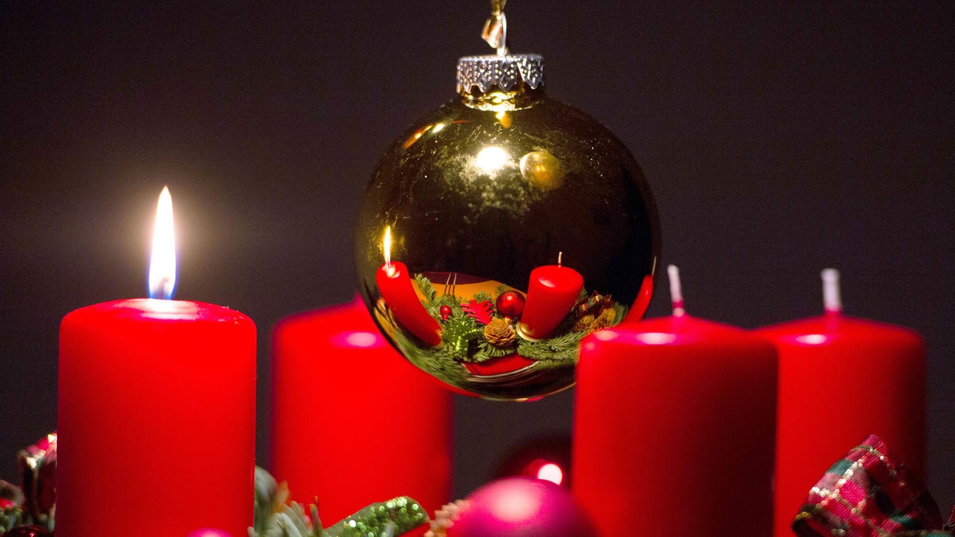 Vier rote Kerzen schmücken einen Adventskranz. Vier rote Kerzen schmücken einen Adventskranz.