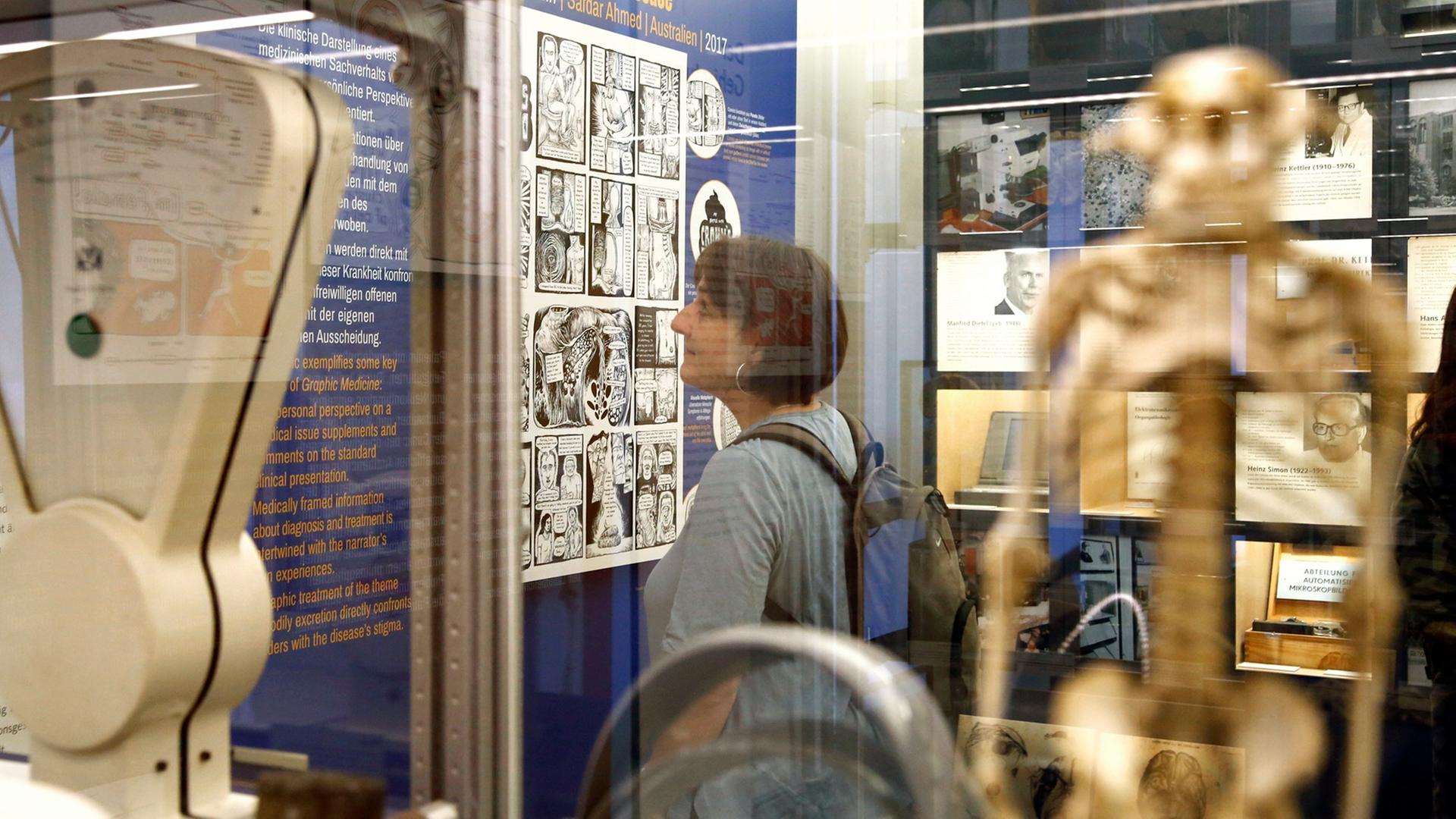 Besucher der Ausstellung "Sick! Kranksein im Comic" betrachten die Exponate. Besucher der Ausstellung "Sick! Kranksein im Comic" betrachten die Exponate.