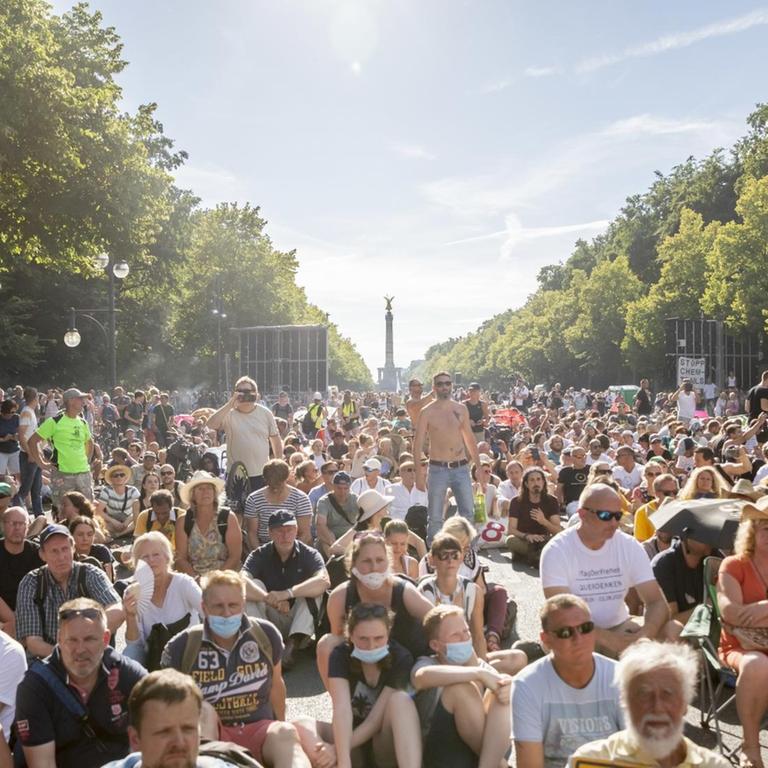 In Berlin haben Tausende Menschen gegen die Corona-Maßnahmen protestiert. 