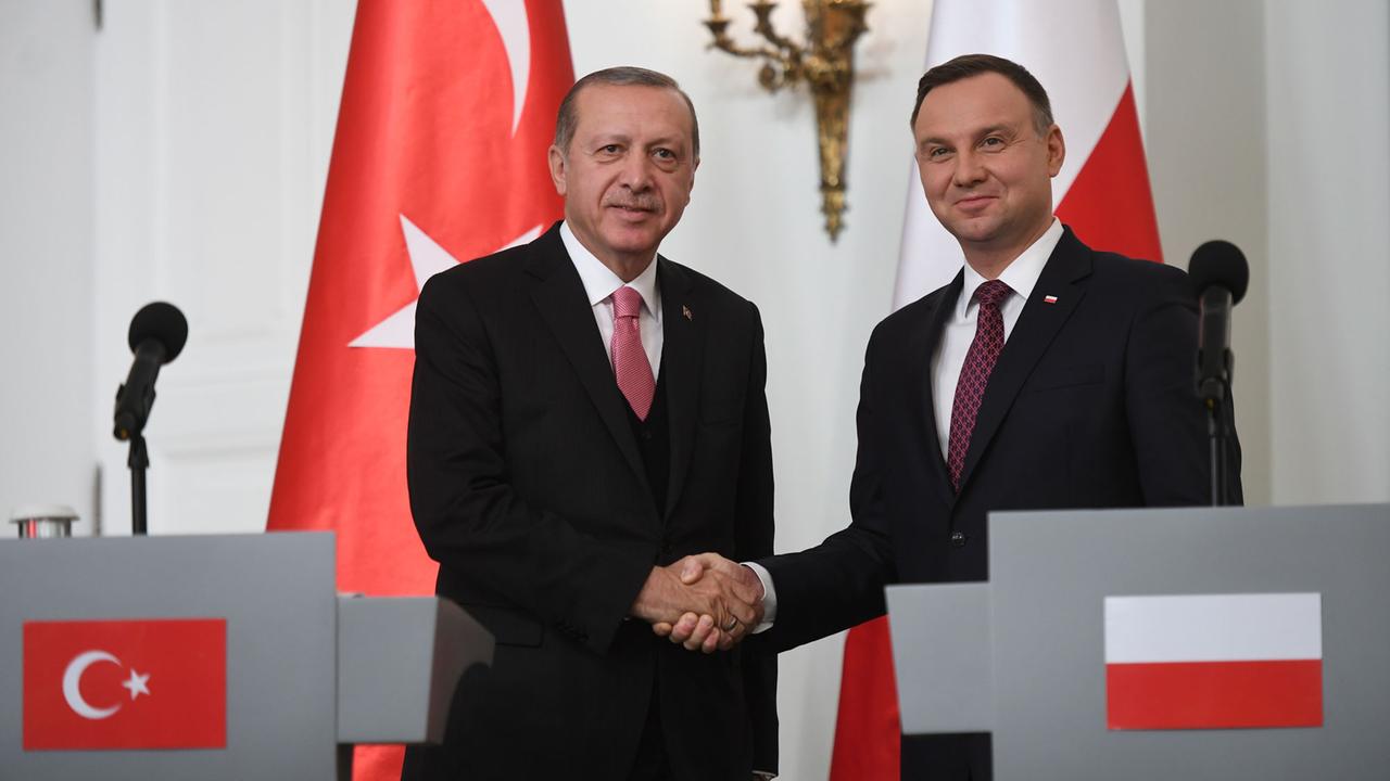 Polens Präsident Andrzej Duda (rechts) reicht dem türkischen Präsidenten Recep Tayyip Erdogan in Warschau die Hand.