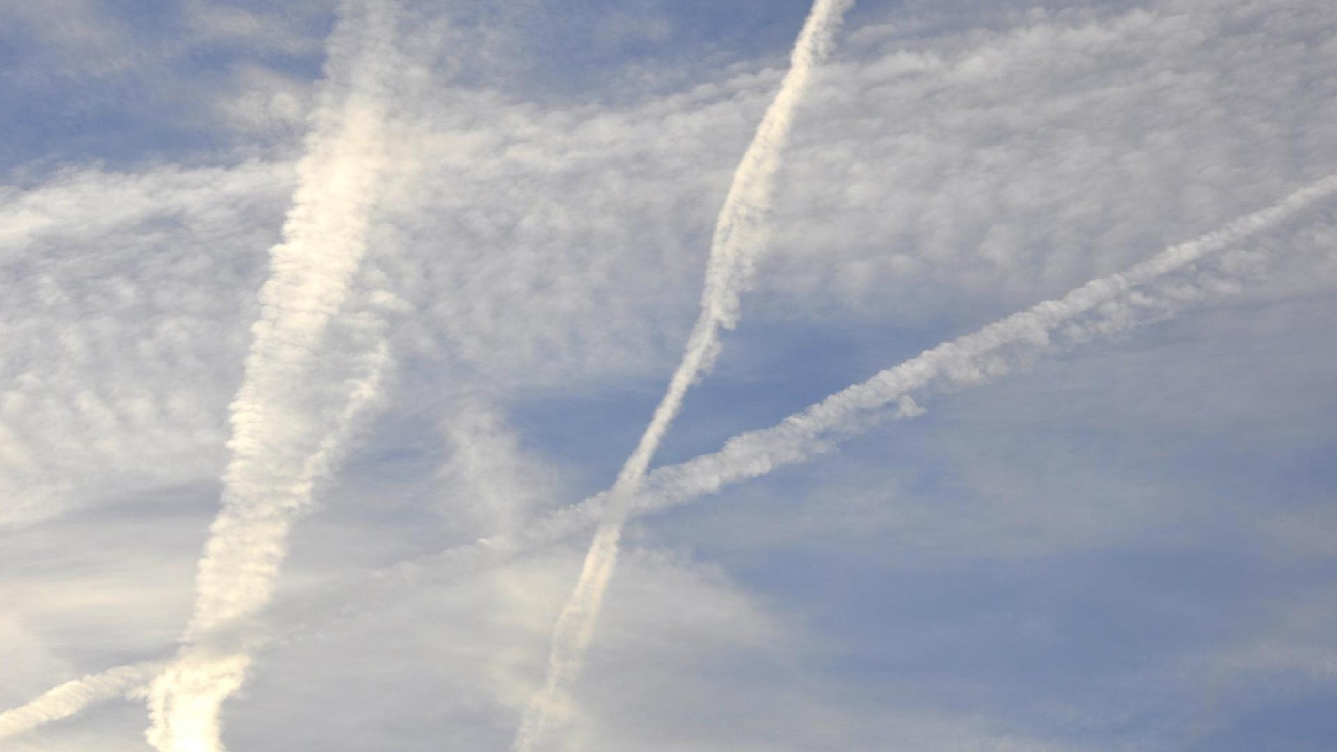 Am Himmel verteilen sich die nur langsam auflösenden Kondensstreifen zahlreicher Flugzeuge, die im Laufe des Morgens über der Region unterwegs waren Am Himmel verteilen sich die nur langsam auflösenden Kondensstreifen zahlreicher Flugzeuge, die im Laufe des Morgens über der Region unterwegs waren
