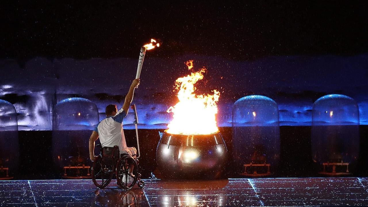 Der brasilianische Schwimmer Clodoaldo Silva entzündet als letzter Fackeltgräger das Feuer bei der Eröffnung der Paralympics im Stadion Maracana. Der brasilianische Schwimmer Clodoaldo Silva entzündet als letzter Fackeltgräger das Feuer bei der Eröffnung der Paralympics im Stadion Maracana.