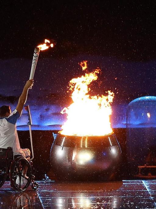 Der brasilianische Schwimmer Clodoaldo Silva entzündet als letzter Fackeltgräger das Feuer bei der Eröffnung der Paralympics im Stadion Maracana.