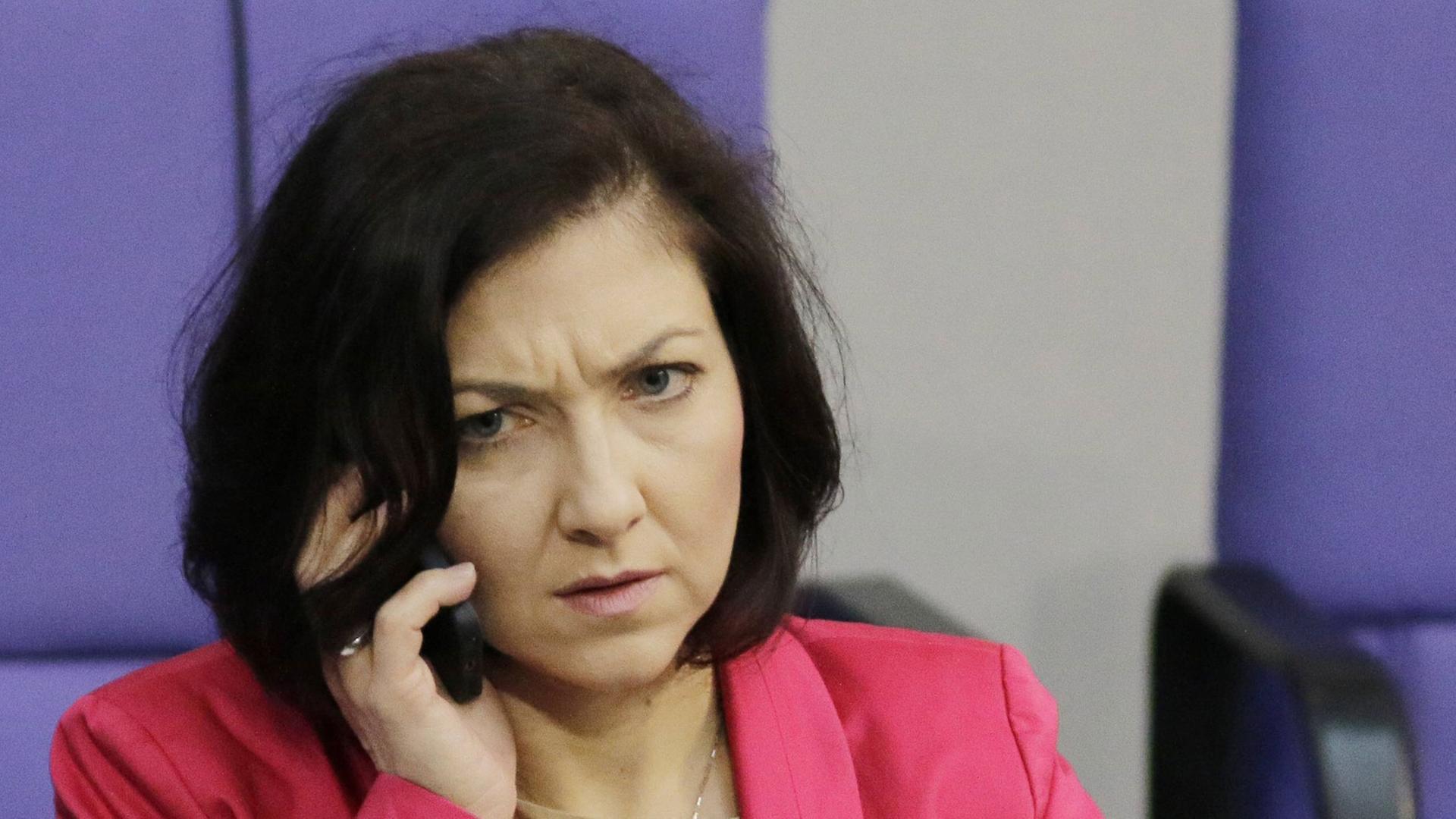 Katherina Reiche im Bundestag mit Handy in der Hand. Katherina Reiche im Bundestag mit Handy in der Hand.