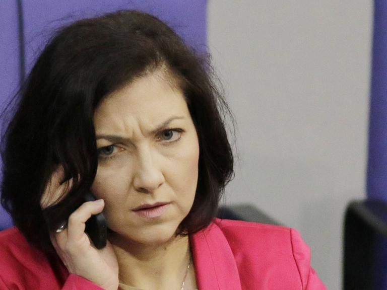 Katherina Reiche im Bundestag mit Handy in der Hand.