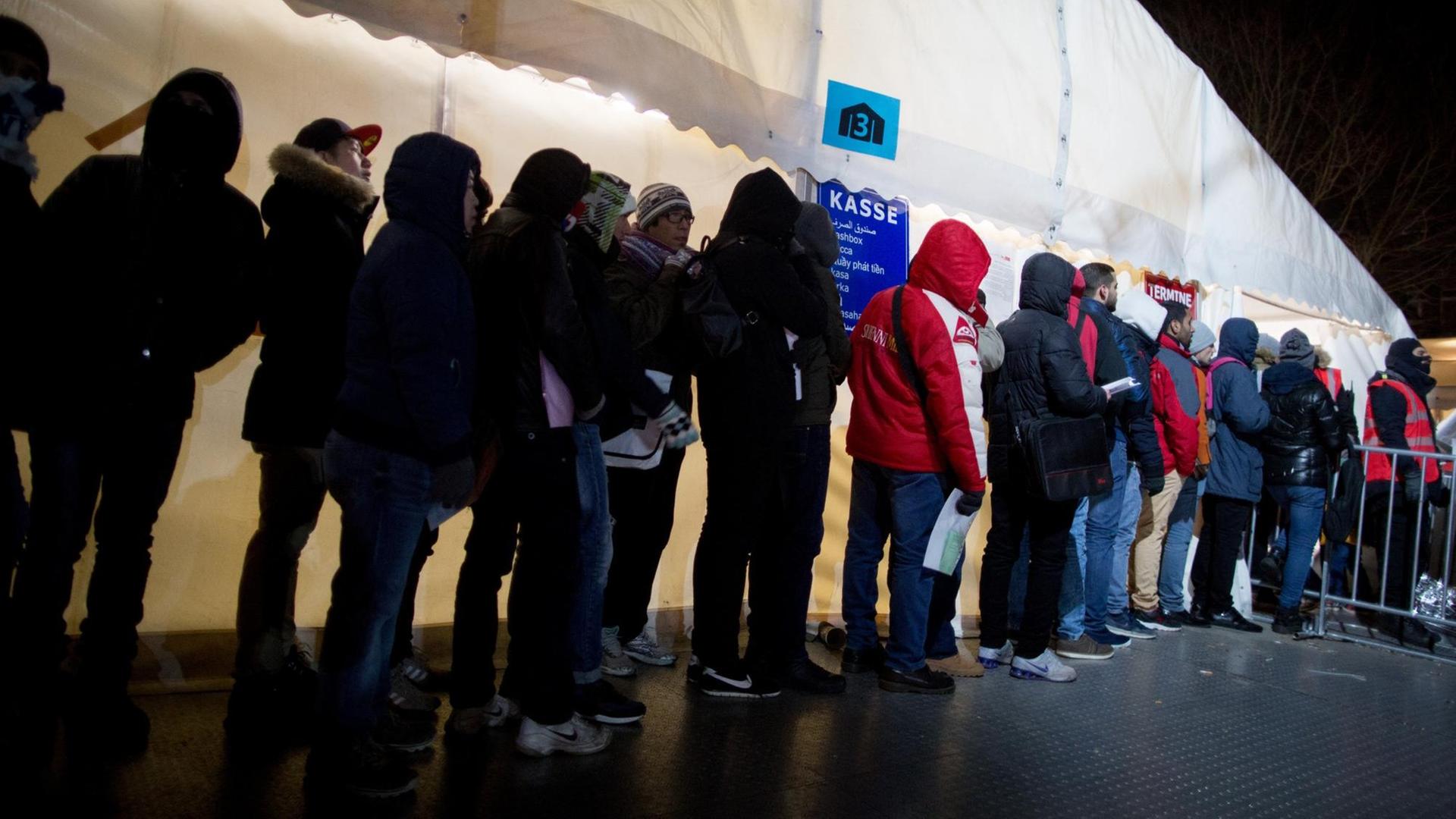 Flüchtlinge warten am 04.01.2016 in Berlin bei frostigen Temperaturen vor dem Landesamt für Gesundheit und Soziales (LaGeSo).