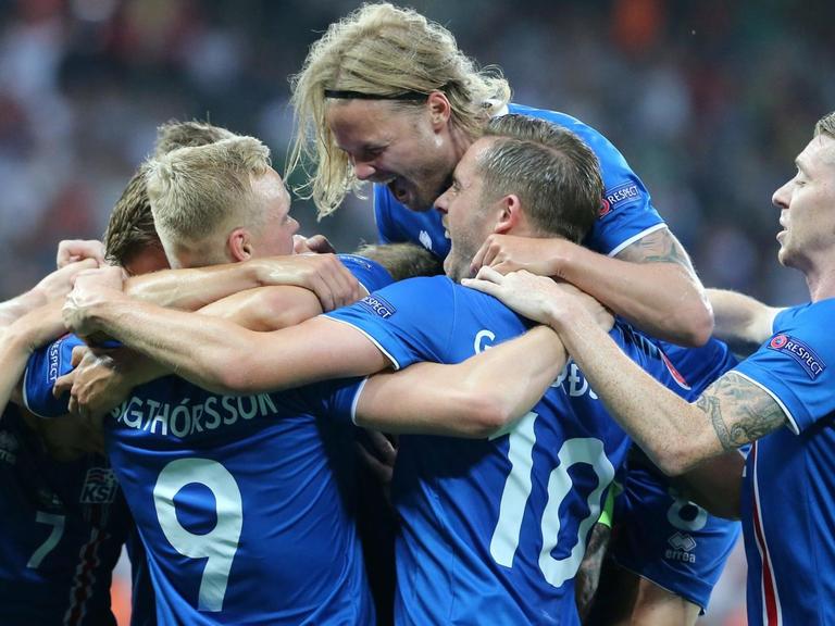 Spieler der isländischen Nationalmannschaft jubeln über ein Tor gegen England.