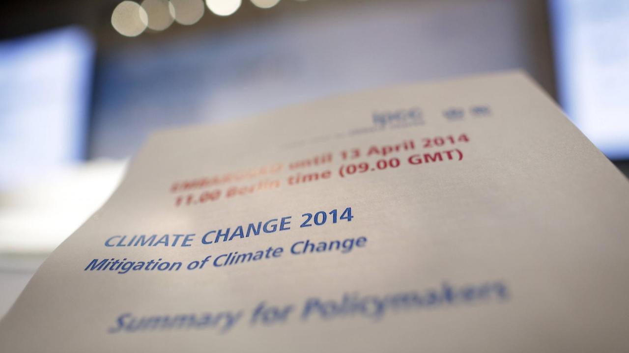 Dritter Teil des 5. IPCC-Sachstandsberichts - Zusammenfassung für politische Entscheidungsträger, steht in Englisch auf weißem Papier.