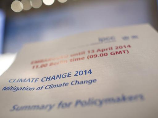 Dritter Teil des 5. IPCC-Sachstandsberichts - Zusammenfassung für politische Entscheidungsträger, steht in Englisch auf weißem Papier.