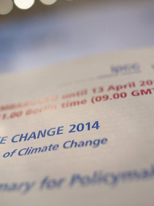 Dritter Teil des 5. IPCC-Sachstandsberichts - Zusammenfassung für politische Entscheidungsträger, steht in Englisch auf weißem Papier.