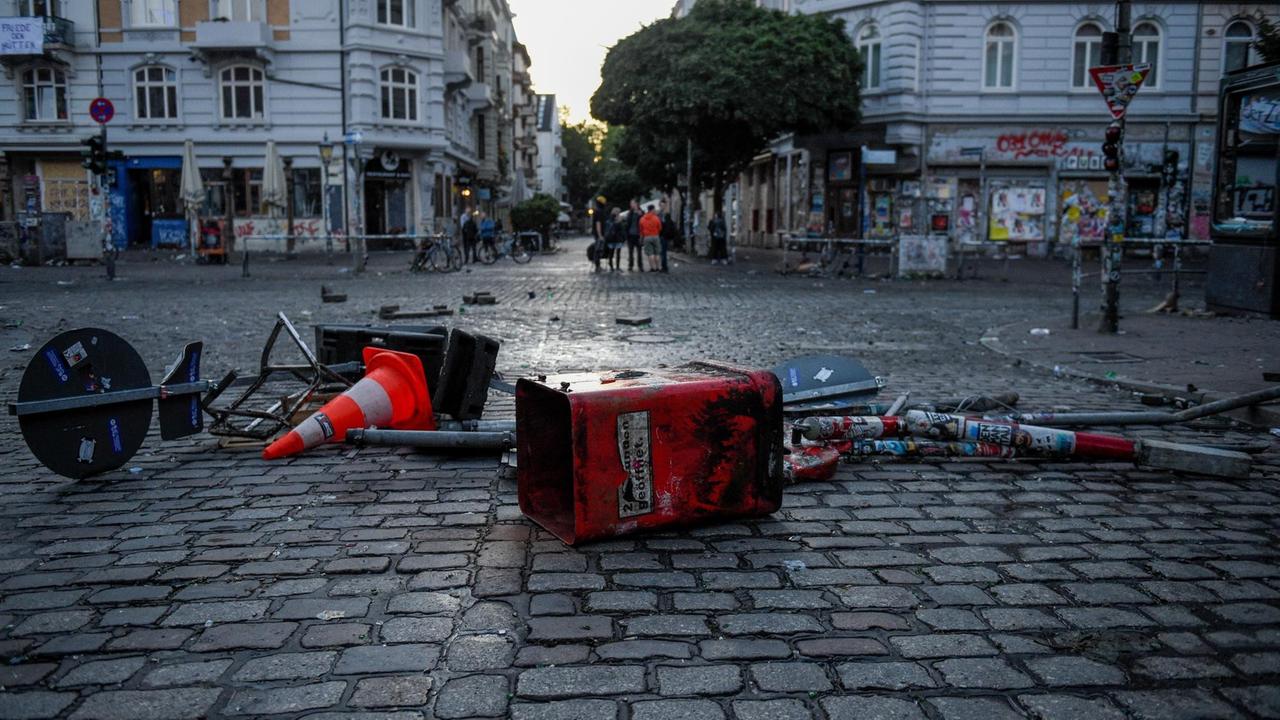 Zerstörte Straßenschilder und Mülleimer liegen auf der Straße. Zerstörte Straßenschilder und Mülleimer liegen auf der Straße.