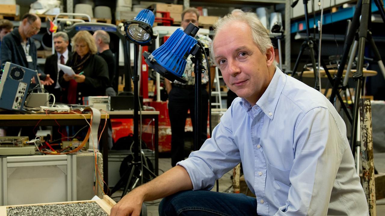 Der Projektleiter von der Landeeinheit "Philae", Stephan Ulamec, sitzt in Weßling (Bayern) am Deutschen Zentrum für Luft- und Raumfahrt (DLR) neben einer Versuchsanordnung mit der die Harpune von "Philae" getestet werden soll. Der Projektleiter von der Landeeinheit "Philae", Stephan Ulamec, sitzt in Weßling (Bayern) am Deutschen Zentrum für Luft- und Raumfahrt (DLR) neben einer Versuchsanordnung mit der die Harpune von "Philae" getestet werden soll.
