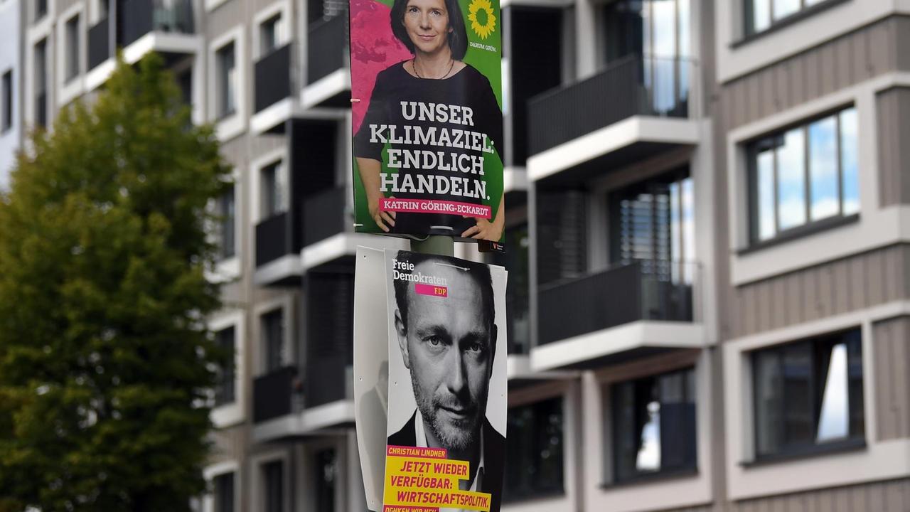 Wahlplakate der Spitzen-Kandidaten der Parteien Bündnis 90/Die Grünen (Katrin Göring-Eckardt) und FDP (Christian Lindner) hängen am 07.08.2017 in Berlin. 