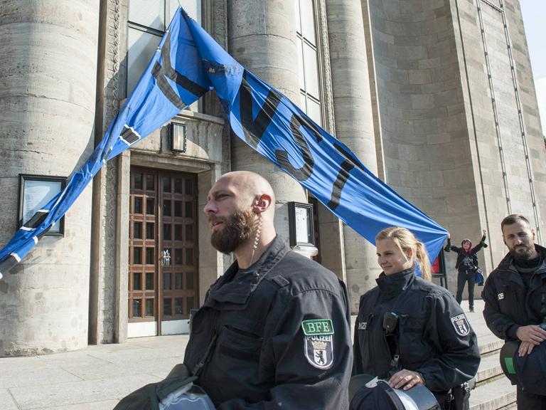 Räumung der durch das Künstlerkollektiv "Staub zu Glitzer" besetzten Volksbühne durch die Polizei am 28. September 2017