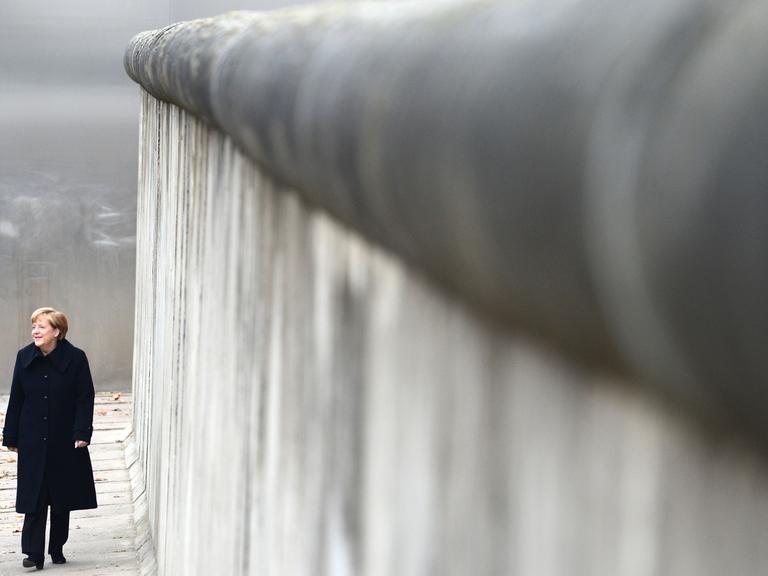 Bundeskanzlerin Angela Merkel an der Mauer-Gedenkstätte Bernauer Strasse in Berlin