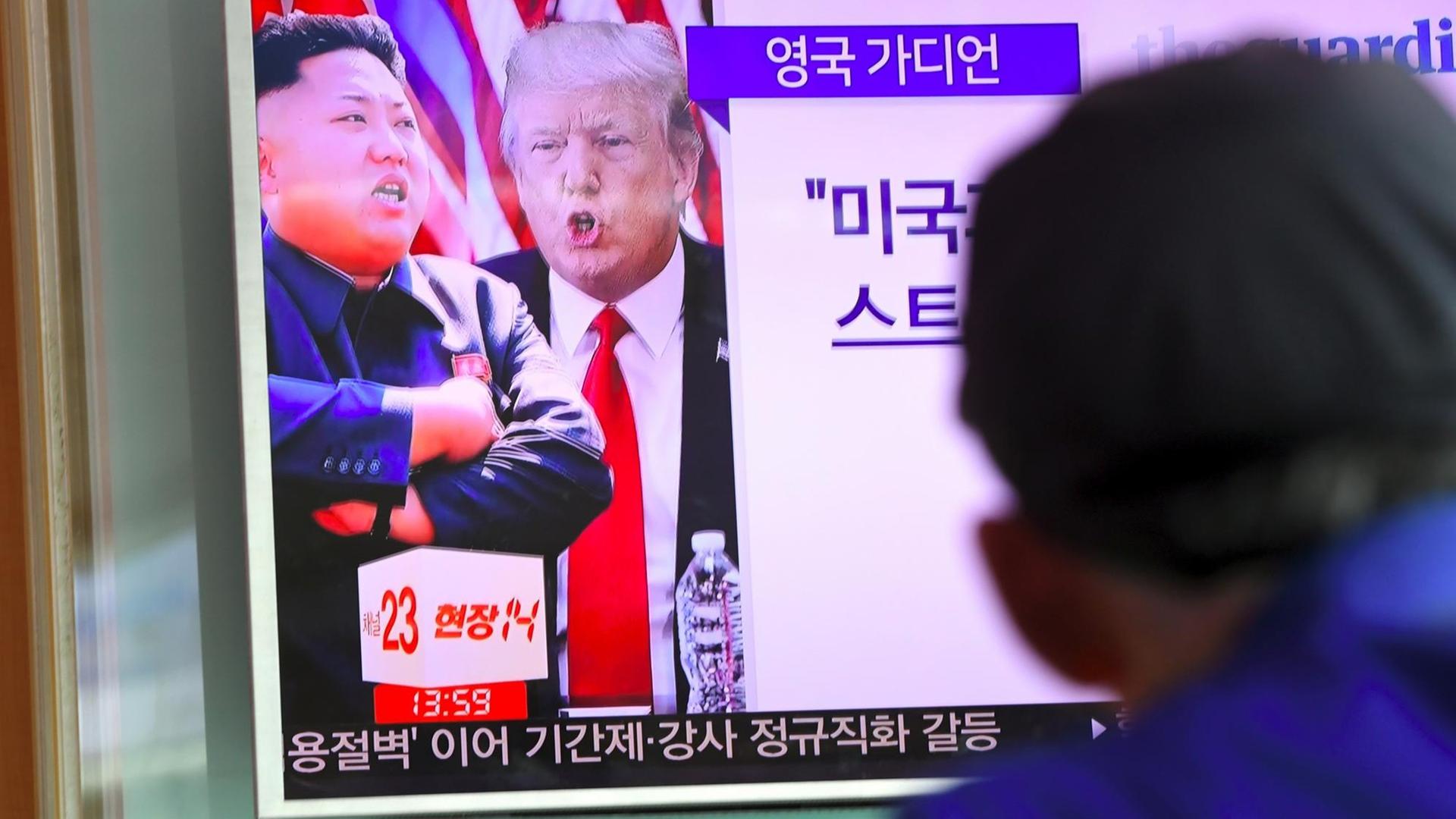 Eine Nachrichtensendung im Fernsehen zeigt einen Bericht über US-Präsident Donald Trump und Nordkoreas Machthaber Kim Eine Nachrichtensendung im Fernsehen zeigt einen Bericht über US-Präsident Donald Trump und Nordkoreas Machthaber Kim