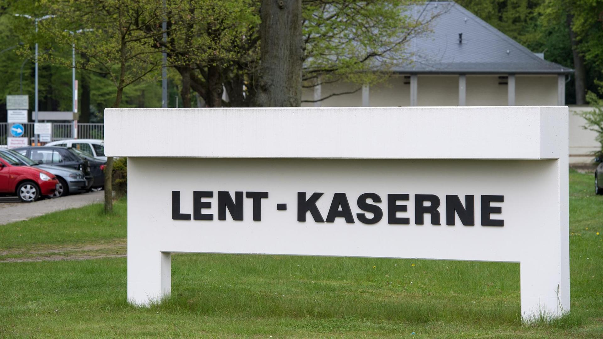 Der Name der Lent Kaserne steht auf einem weißen Sockel vor dem Haupttor des Kasernengeländes in Rotenburg/Wümme (Niedersachsen). Der Name der Lent Kaserne steht auf einem weißen Sockel vor dem Haupttor des Kasernengeländes in Rotenburg/Wümme (Niedersachsen).
