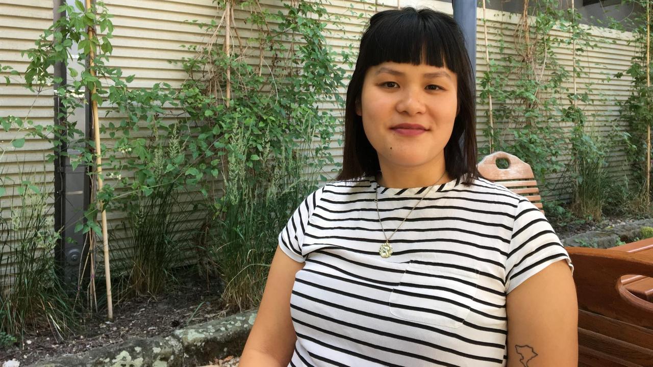 Die Dresdnerin Hang Nguyen ist zweisprachig aufgewachsen und lehrt heute Spanisch und Französisch. Ihre Eltern kamen als Gastarbeiter in die DDR, mit 18 wählte Hang den deutschen Pass. Die Dresdnerin Hang Nguyen ist zweisprachig aufgewachsen und lehrt heute Spanisch und Französisch. Ihre Eltern kamen als Gastarbeiter in die DDR, mit 18 wählte Hang den deutschen Pass.