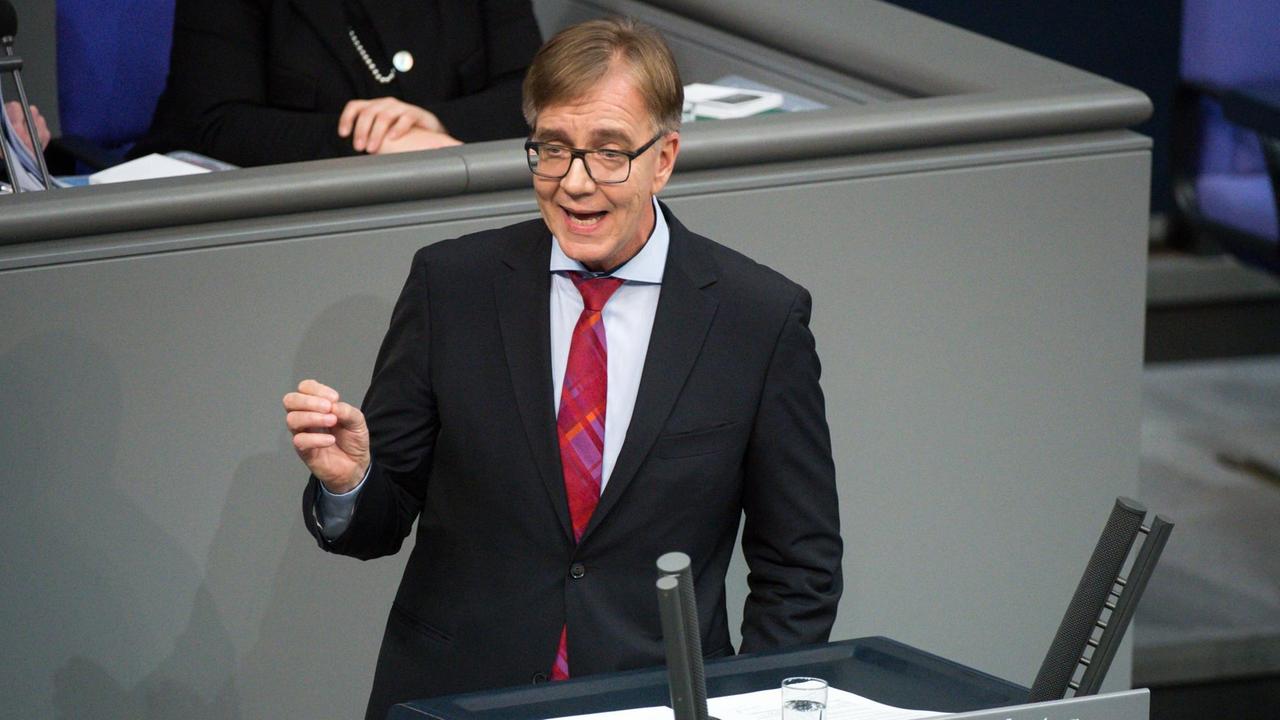 Dietmar Bartsch, Vorsitzender der Bundestagsfraktion der Partei Die Linke, spricht am 02.12.2015 bei der Debatte zum Bundeswehreinsatz gegen die Terrororganisation "Islamischer Staat" (IS) im Bundestag in Berlin Dietmar Bartsch, Vorsitzender der Bundestagsfraktion der Partei Die Linke, spricht am 02.12.2015 bei der Debatte zum Bundeswehreinsatz gegen die Terrororganisation "Islamischer Staat" (IS) im Bundestag in Berlin