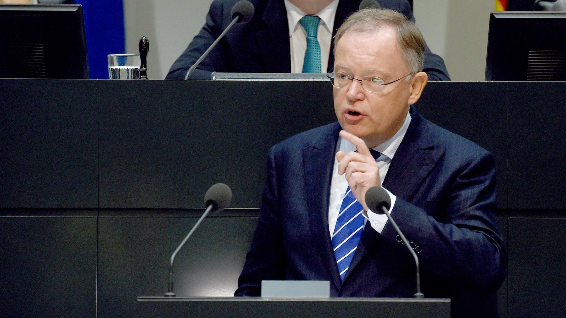 Niedersachsens Ministerpräsident Stephan Weil während seiner Regierungserklärung zur VW-Dieselaffäre am 13.10.2015 im niedersächsischen Landtag in Hannover. Niedersachsens Ministerpräsident Stephan Weil während seiner Regierungserklärung zur VW-Dieselaffäre am 13.10.2015 im niedersächsischen Landtag in Hannover.