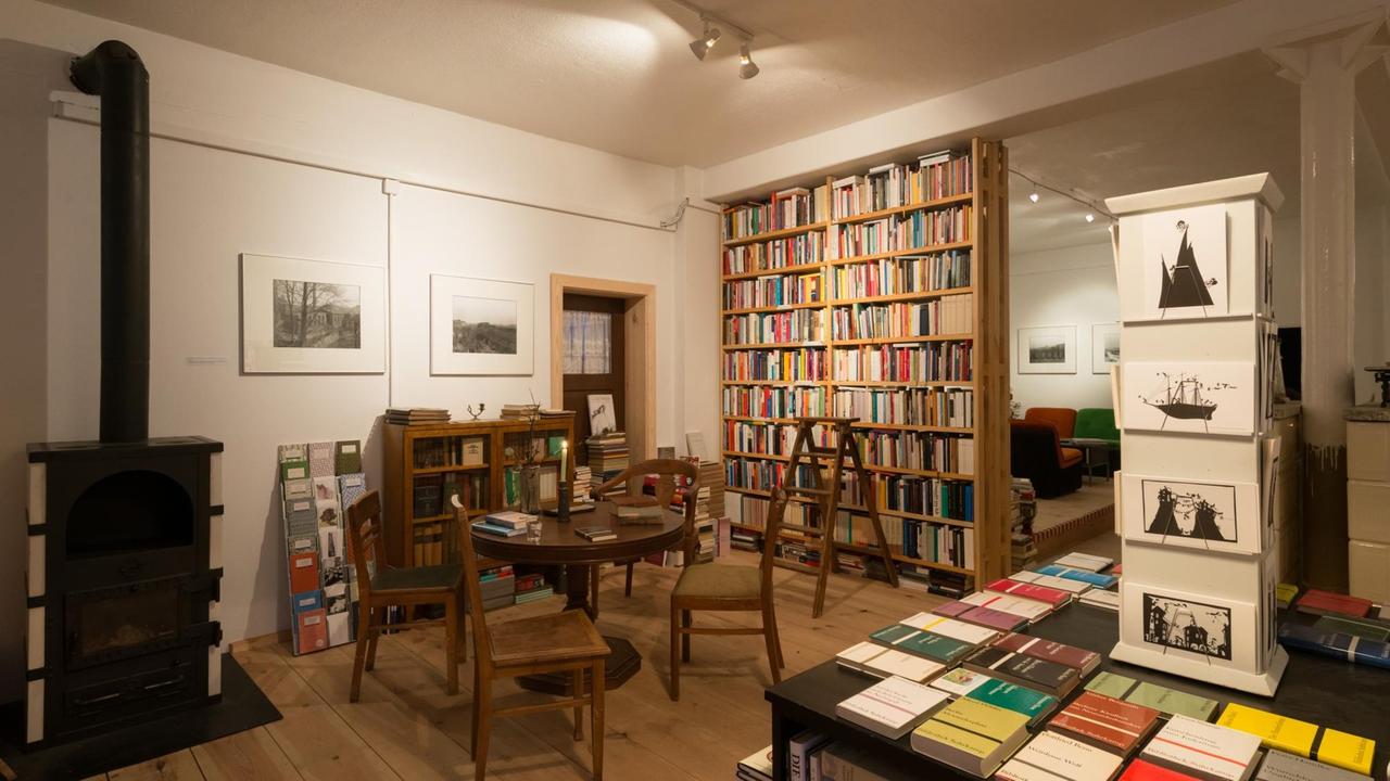 Blick auf die Bücherregale im Buchladen und Antiquariat von Nils Graf 
