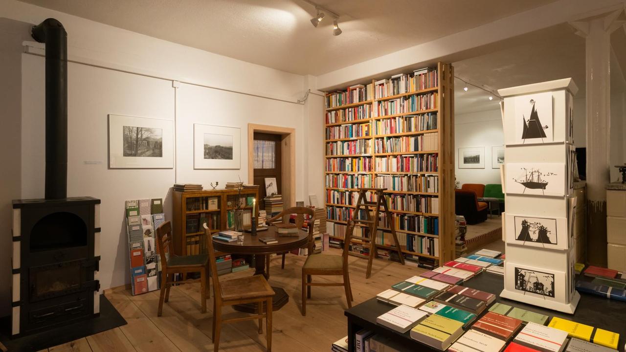 Blick auf die Bücherregale im Buchladen und Antiquariat von Nils Graf Blick auf die Bücherregale im Buchladen und Antiquariat von Nils Graf