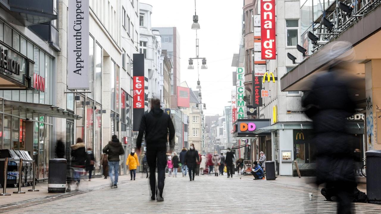Corona-Pandemie: Passanten in einer Dortmunder Einkaufsstraße