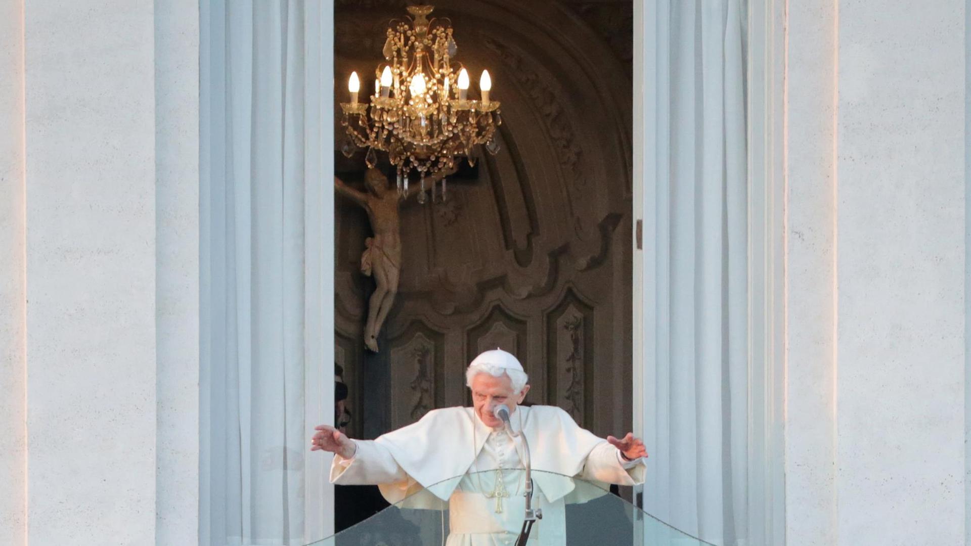 Papst Benedikt XVI. steht am 28.02.2013 auf dem Balkon des Apostolischen Palastes in Castel Gandolfo und grüßt die versammelten Gläubigen. Foto: Michael Kappeler/dpa (re-cropped version) | Verwendung weltweit Papst Benedikt XVI. steht am 28.02.2013 auf dem Balkon des Apostolischen Palastes in Castel Gandolfo und grüßt die versammelten Gläubigen. Foto: Michael Kappeler/dpa (re-cropped version) | Verwendung weltweit