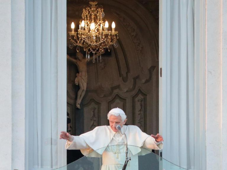 Papst Benedikt XVI. steht am 28.02.2013 auf dem Balkon des Apostolischen Palastes in Castel Gandolfo und grüßt die versammelten Gläubigen. Foto: Michael Kappeler/dpa (re-cropped version) | Verwendung weltweit