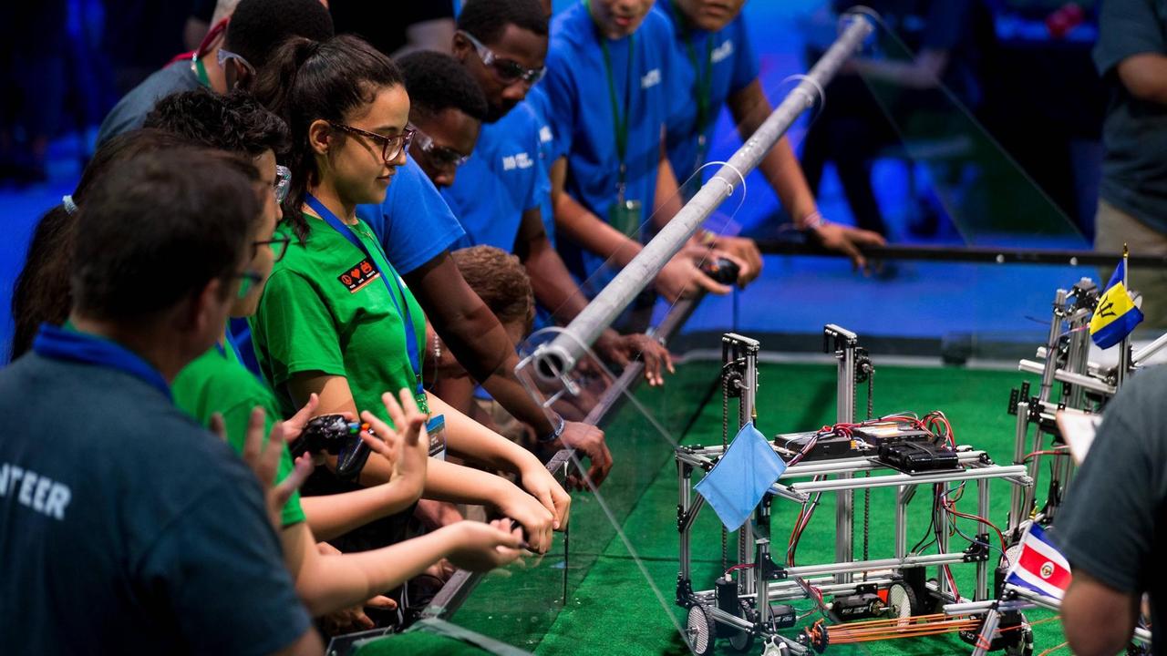 Schüler bereiten beim Wettbewerb "First Global Challenge 2017" in Washington D.C. ihre Roboter vor. Schüler aus mehr als 160 Ländern nehmen daran teil. Schüler bereiten beim Wettbewerb "First Global Challenge 2017" in Washington D.C. ihre Roboter vor. Schüler aus mehr als 160 Ländern nehmen daran teil.
