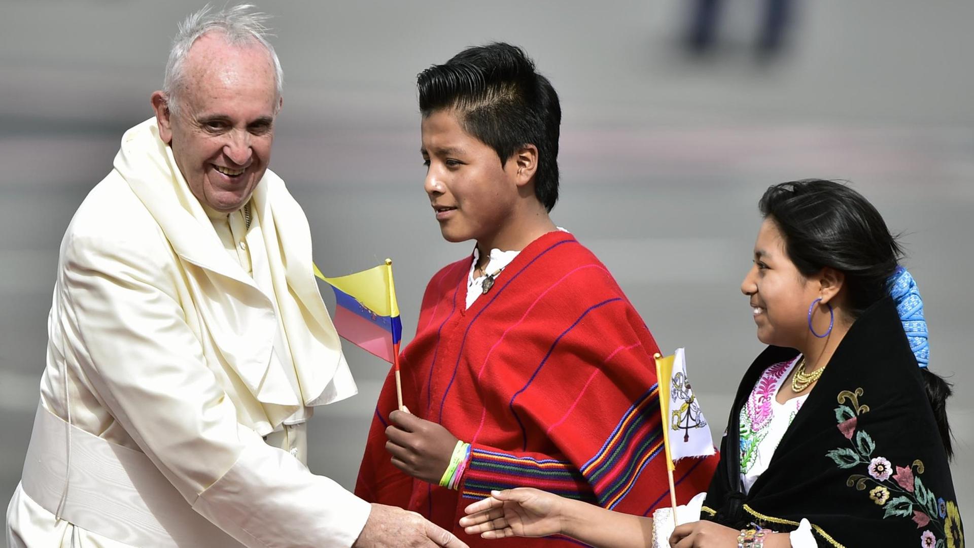 Papst Franziskus bei der Ankunft auf dem Flughafen von Quito Papst Franziskus bei der Ankunft auf dem Flughafen von Quito