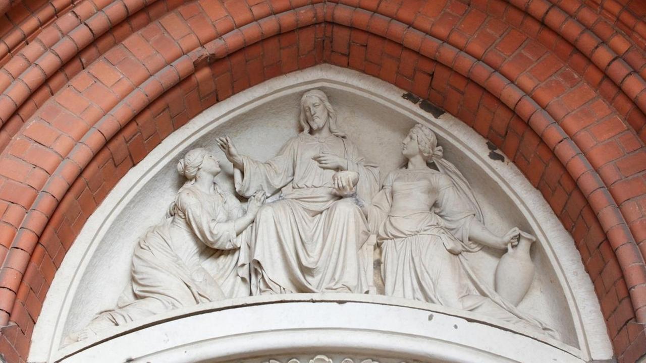 Die Maria-und-Martha-Kirche in Bautzen, die heute Filialkirche der Evangelisch-Lutherischen Kirchgemeinde St. Petri ist, wurde 1888 bis 1891 im neugotischen Stil errichtet, aufgenommen am 27.10.2015. Das Portal zeigt Jesus mit Maria und Martha. Foto: Rainer Oettel | Verwendung weltweit Die Maria-und-Martha-Kirche in Bautzen, die heute Filialkirche der Evangelisch-Lutherischen Kirchgemeinde St. Petri ist, wurde 1888 bis 1891 im neugotischen Stil errichtet, aufgenommen am 27.10.2015. Das Portal zeigt Jesus mit Maria und Martha. Foto: Rainer Oettel | Verwendung weltweit