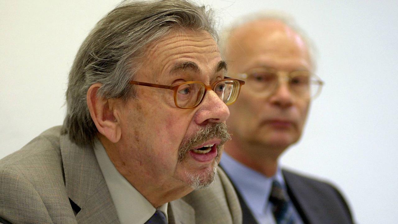 Ernst Ludwig Ehrlich spricht während einer Pressekonferenz. Ernst Ludwig Ehrlich spricht während einer Pressekonferenz.