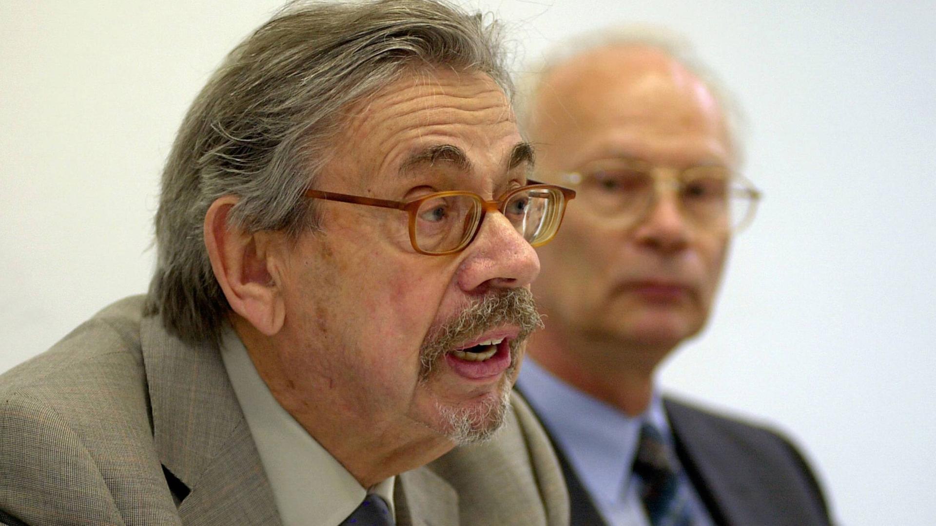 Ernst Ludwig Ehrlich spricht während einer Pressekonferenz. Ernst Ludwig Ehrlich spricht während einer Pressekonferenz.