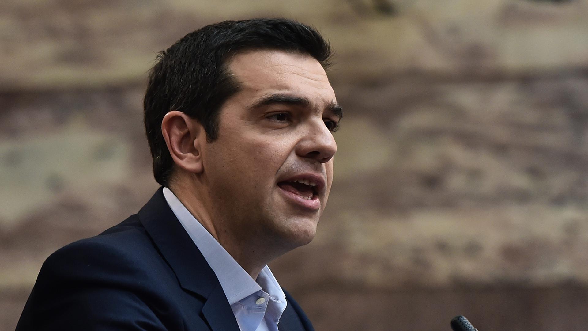 Der griechische Ministerpräsident Alexis Tsipras spricht zu seiner Fraktion.