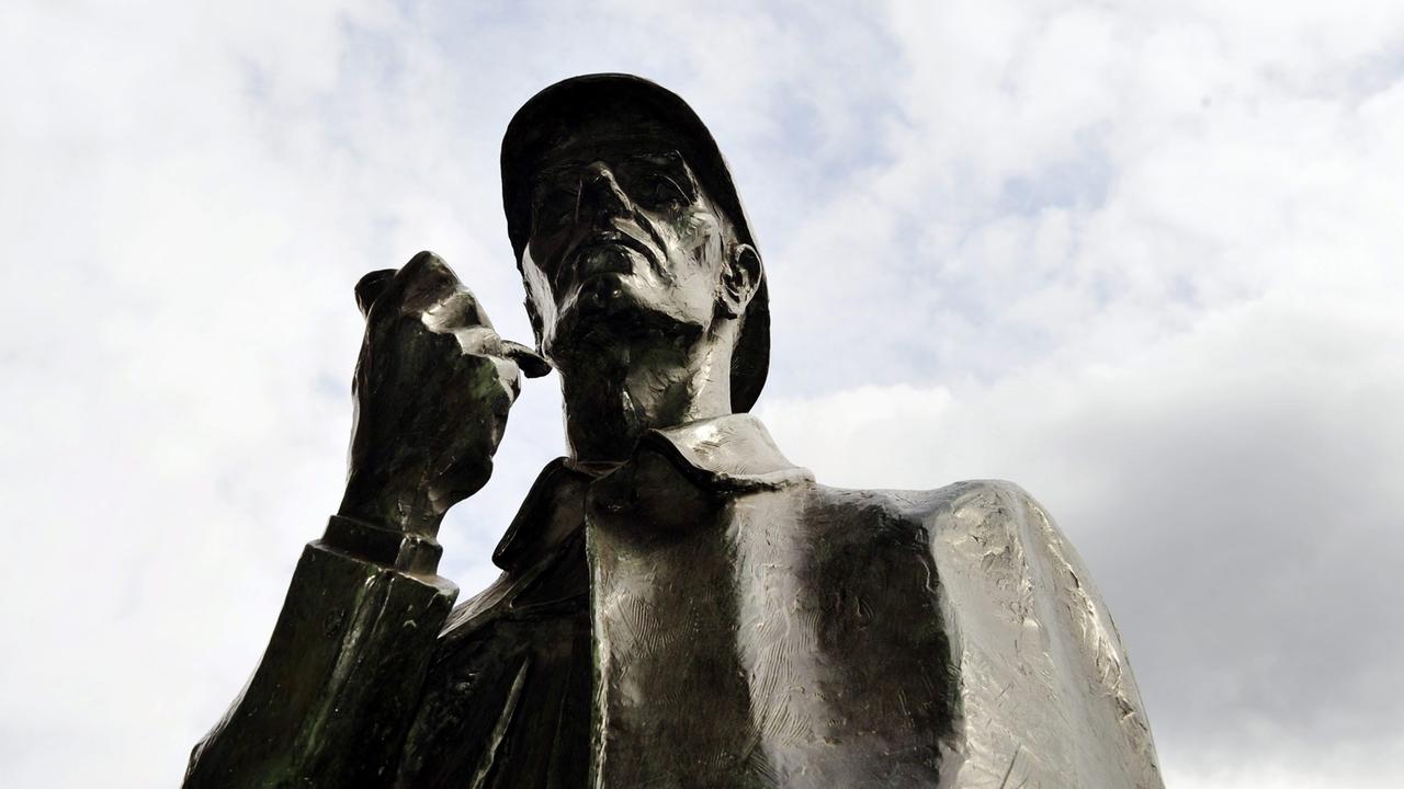 Die Statue von Sherlock Holmes in der Baker Street in London Die Statue von Sherlock Holmes in der Baker Street in London
