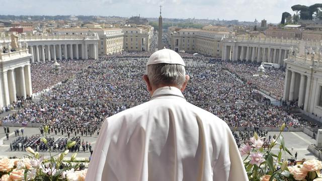 Papst Franziskus spricht vom Balkon des Petersdoms im Vatikan den Segen "Urbi et Orbi".