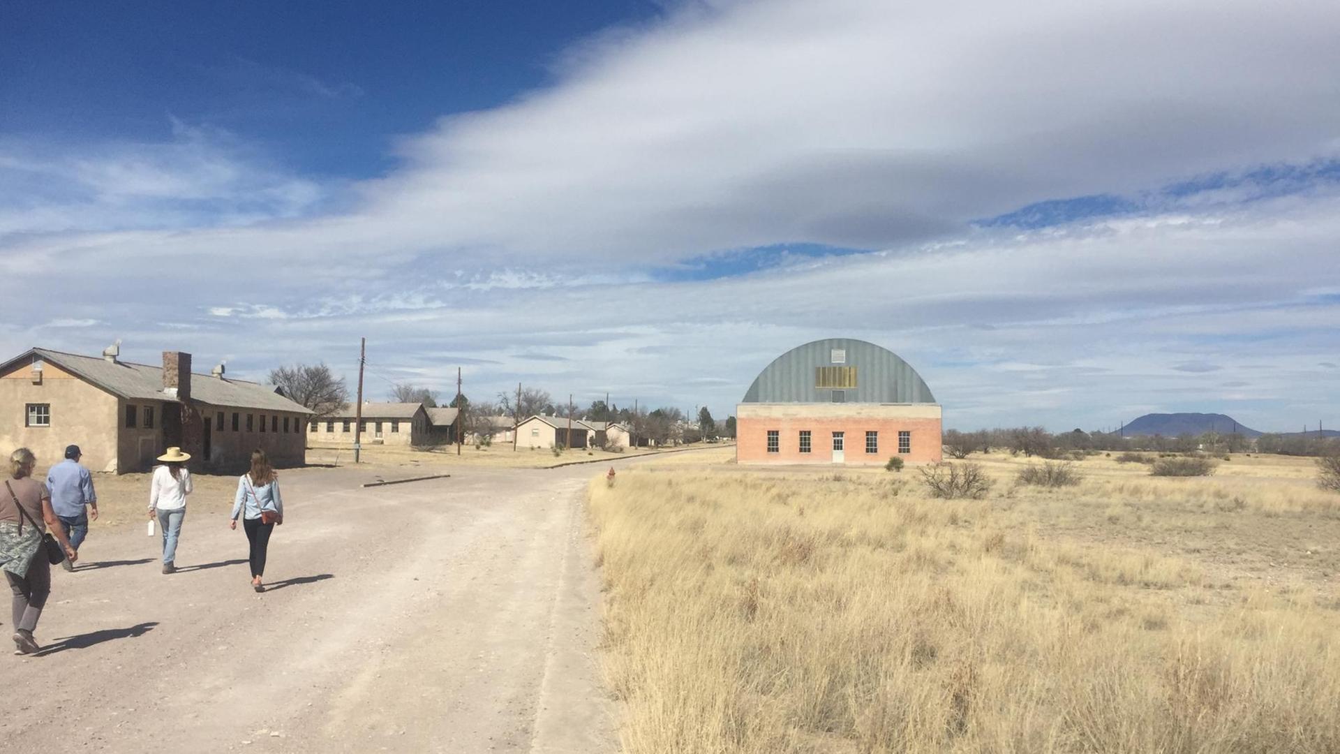 Das Wüsten-Dorf Marfa. Hier stehen Dutzende Baracken auf anderthalb Quadratkilometern Halbwüste. Das Wüsten-Dorf Marfa. Hier stehen Dutzende Baracken auf anderthalb Quadratkilometern Halbwüste.