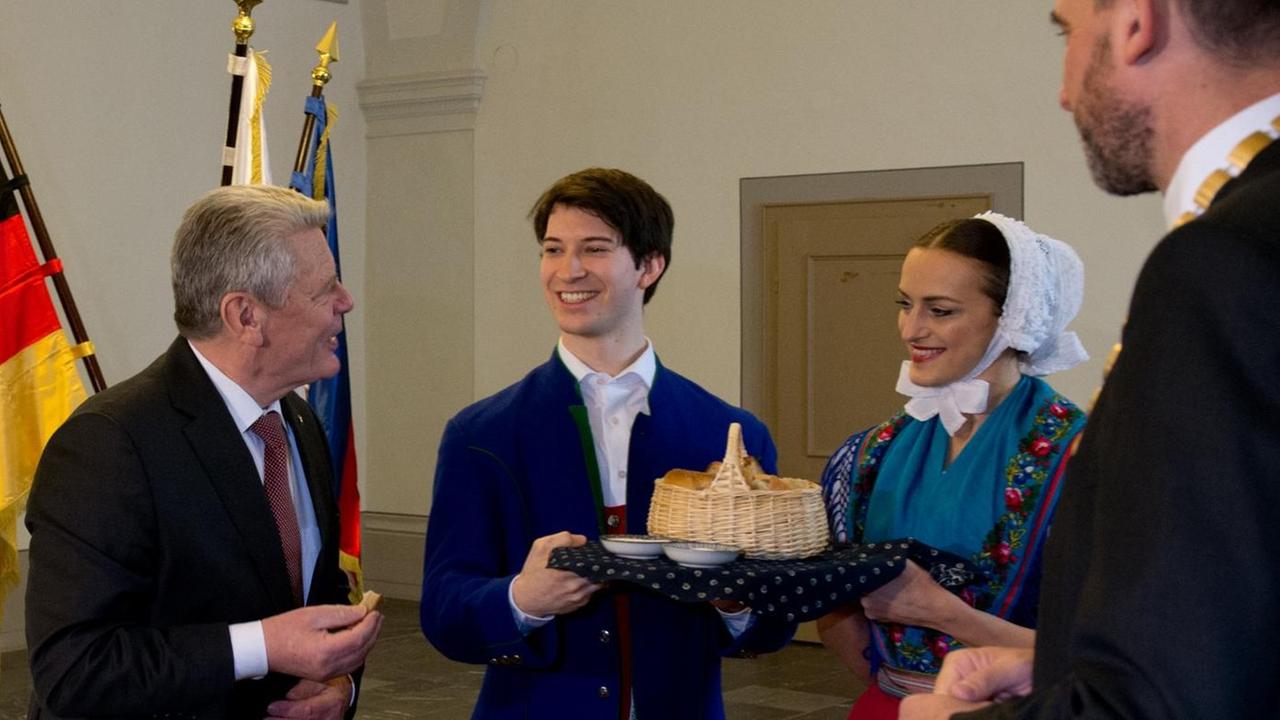 Bundespräsident Gauck wird im Rathaus Bautzen von Bürgern in sorbischer Tracht und Bürgermeister Alexander Ahrens empfangen. Bundespräsident Gauck wird im Rathaus Bautzen von Bürgern in sorbischer Tracht und Bürgermeister Alexander Ahrens empfangen.