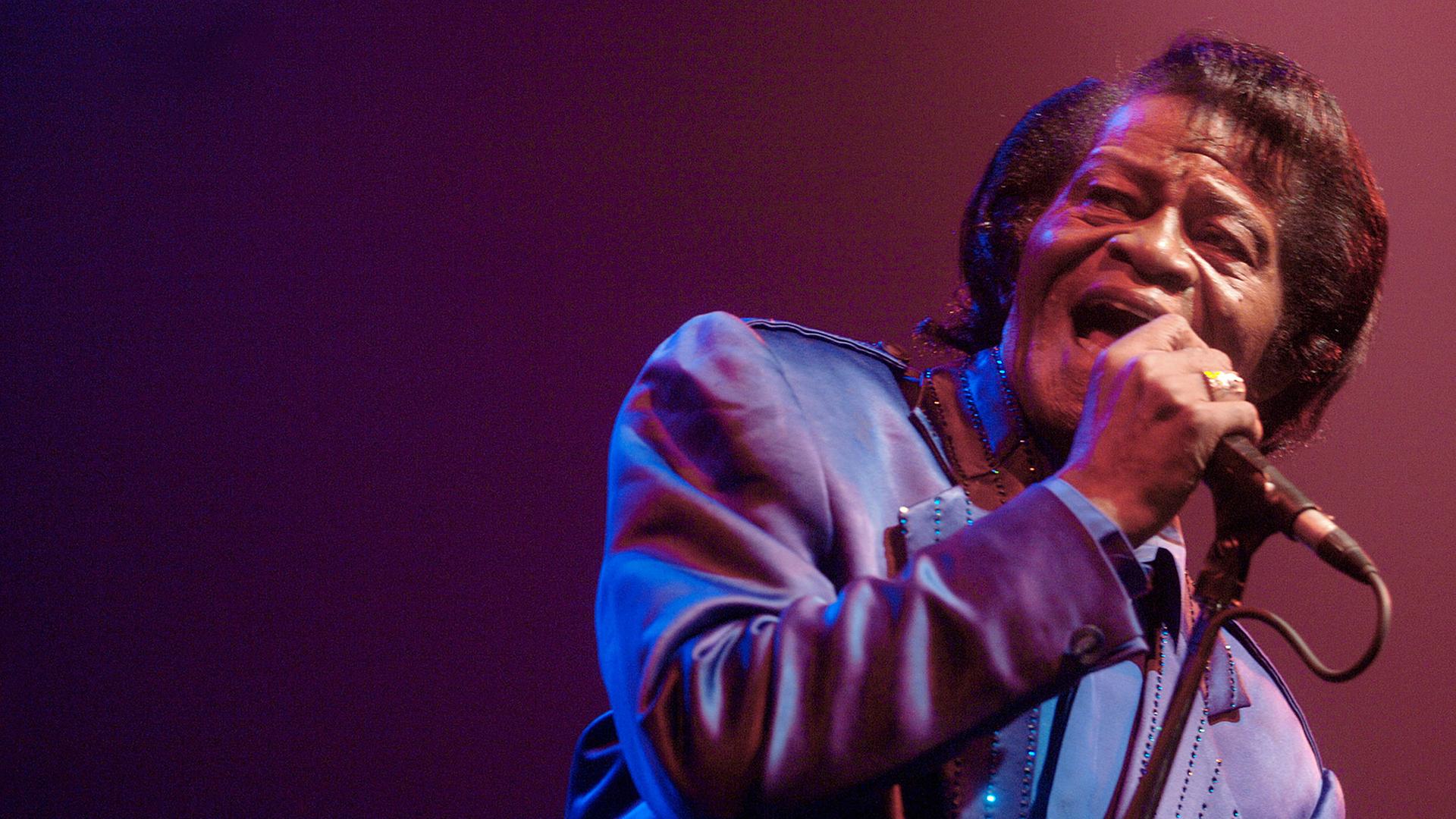 Der Soulsänger James Brown bei einem Auftritt am Mikrofon. Der Soulsänger James Brown bei einem Auftritt am Mikrofon.
