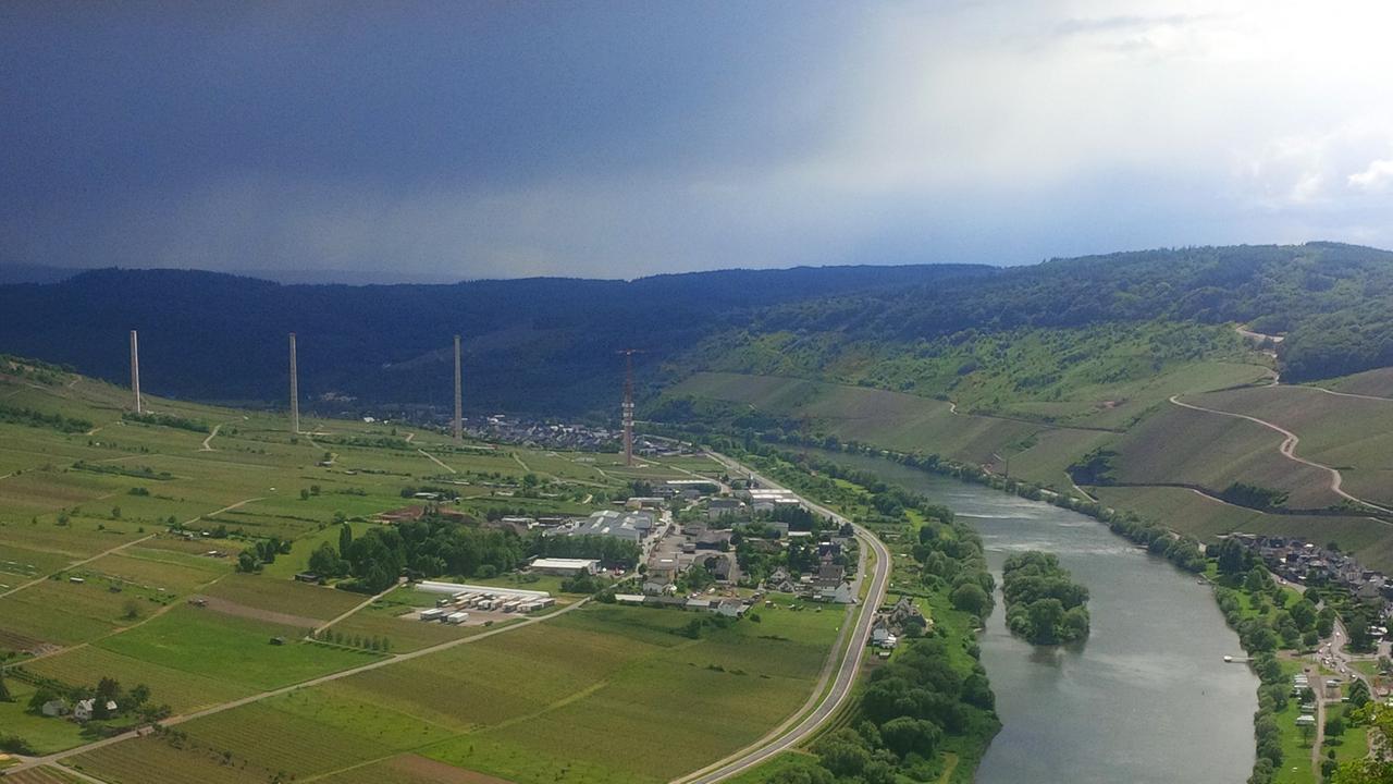 Blick auf die schon bestehenden Pfeiler der Hochmoselbrücke - ein umstrittenes Bauprojekt (aufgenommen am 20. Mai 2015) Blick auf die schon bestehenden Pfeiler der Hochmoselbrücke - ein umstrittenes Bauprojekt (aufgenommen am 20. Mai 2015)